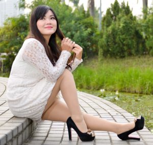 三位成熟姐姐三次出击————黄姐白裙肉丝