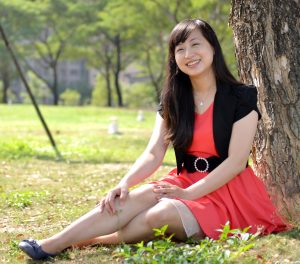 穿红裙的小云姐树林里玩树叶