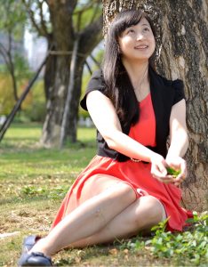 穿红裙的小云姐树林里玩树叶