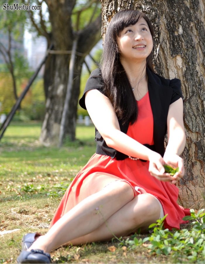 穿红裙的小云姐树林里玩树叶[第11张/共13张]