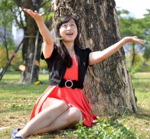 穿红裙的小云姐树林里玩树叶