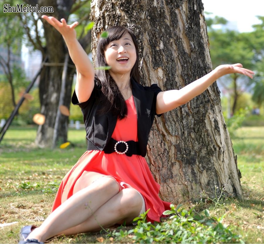 穿红裙的小云姐树林里玩树叶[第12张/共13张]