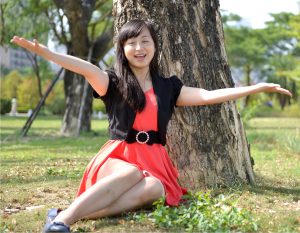 穿红裙的小云姐树林里玩树叶