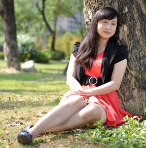 穿红裙的小云姐树林里玩树叶