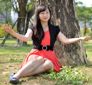 穿红裙的小云姐树林里玩树叶