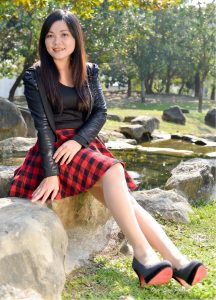 周末的午后黄姐穿了丝袜高跟鞋在公园里展示