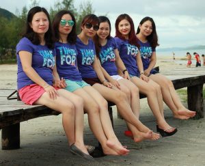 一群熟女秀腿数胡艳阿姨最美