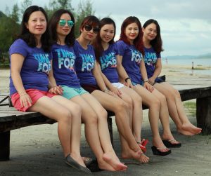 一群熟女秀腿数胡艳阿姨最美