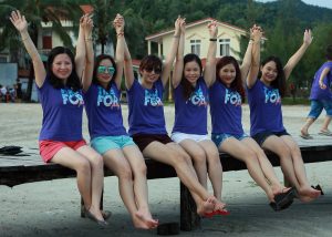 一群熟女秀腿数胡艳阿姨最美