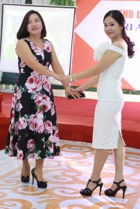 胡艳阿姨红毯高跟礼服似明星