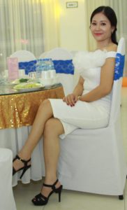 胡艳阿姨红毯高跟礼服似明星