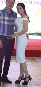 胡艳阿姨红毯高跟礼服似明星