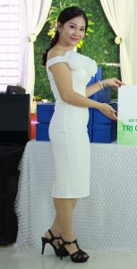 胡艳阿姨红毯高跟礼服似明星