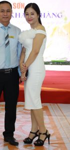 胡艳阿姨红毯高跟礼服似明星