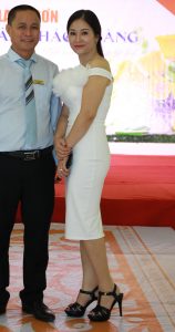 胡艳阿姨红毯高跟礼服似明星