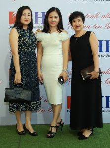 胡艳阿姨红毯高跟礼服似明星