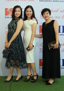 胡艳阿姨红毯高跟礼服似明星