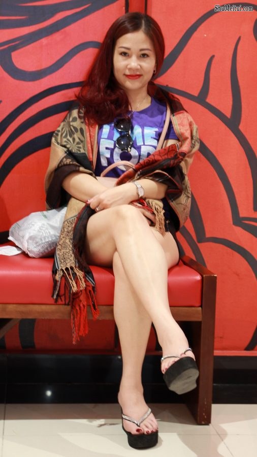 胡艳阿姨外出玉足穿人字拖坡跟鞋[第1张/共4张]