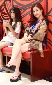 胡艳阿姨外出玉足穿人字拖坡跟鞋