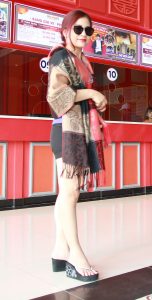 胡艳阿姨外出玉足穿人字拖坡跟鞋