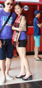 胡艳阿姨外出玉足穿人字拖坡跟鞋