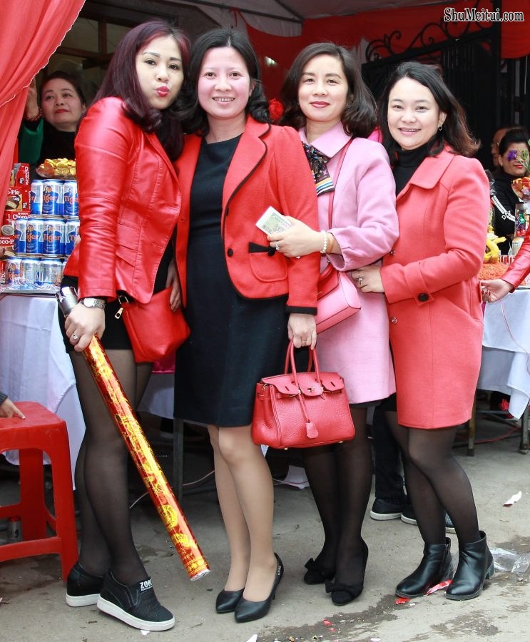 胡艳阿姨新年秀黑丝袜美腿[第12张/共33张]