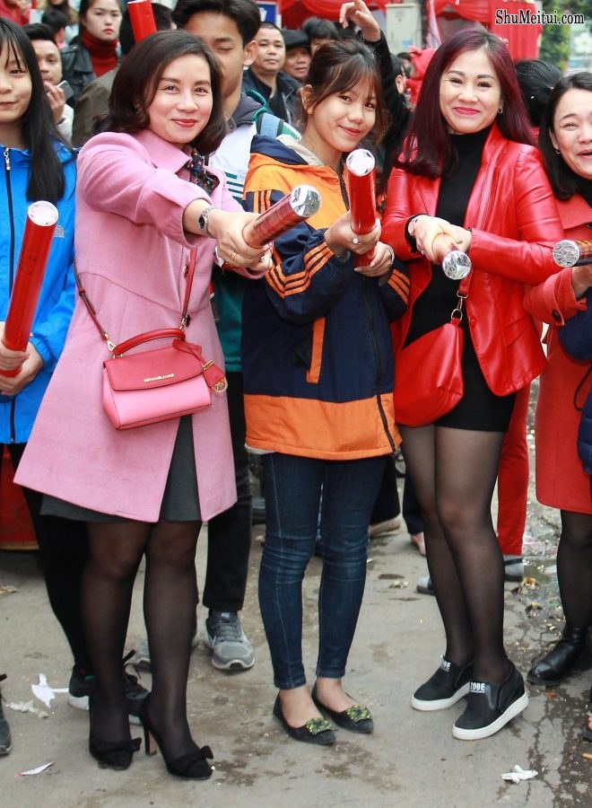 胡艳阿姨新年秀黑丝袜美腿[第9张/共33张]