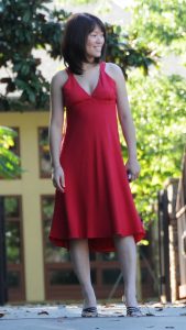 美丽大方的L嫂性感低胸红裙