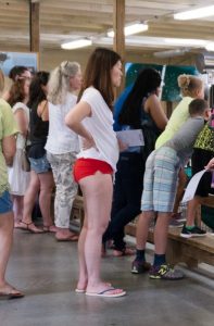 L嫂休闲度假短裤也太短了点儿