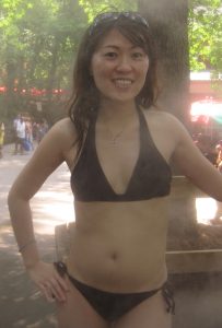 开放的L嫂黑色比基尼泳装