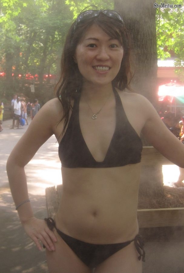 开放的L嫂黑色比基尼泳装[第2张/共5张]