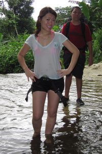 L嫂外出透明上衣能看到粉色内衣激凸