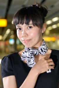 一名成熟的工作人员大姐在机场秀黑丝短靴