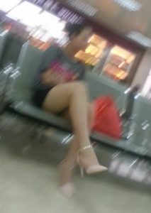 火车站坐在候车室的成熟女人在翘起腿时被抓拍