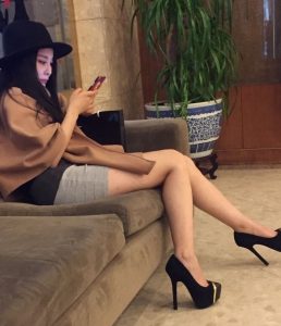 在酒店大堂坐着的一位时尚美女的恨天高美腿