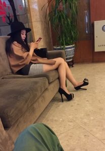 在酒店大堂坐着的一位时尚美女的恨天高美腿