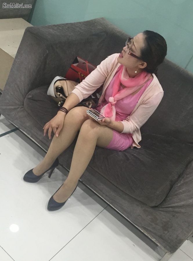 带眼镜的丝袜高跟美丽熟女坐在沙发上休息[第1张/共10张]