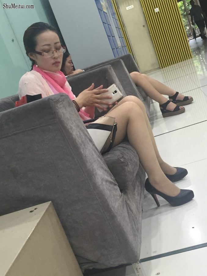 带眼镜的丝袜高跟美丽熟女坐在沙发上休息[第3张/共10张]