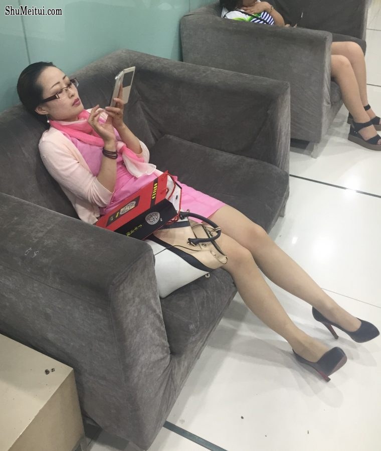 带眼镜的丝袜高跟美丽熟女坐在沙发上休息[第4张/共10张]