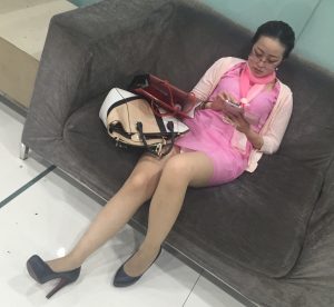 带眼镜的丝袜高跟美丽熟女坐在沙发上休息