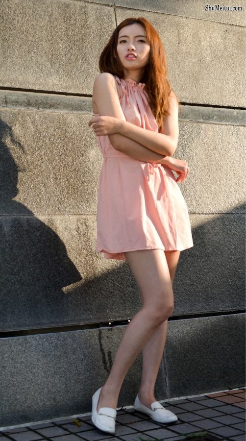 小庭撑伞雨中漫步还是穿上高跟鞋性感[第28张/共28张]