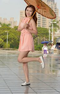 小庭撑伞雨中漫步还是穿上高跟鞋性感