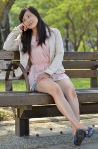 小云姐公园里的短裤大腿