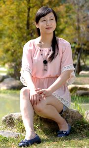 小云姐公园里的短裤大腿