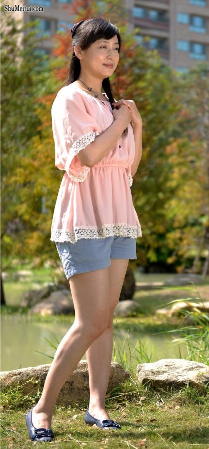 小云姐公园里的短裤大腿[第3张/共20张]