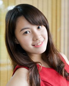 小竹穿着还是有些保守的