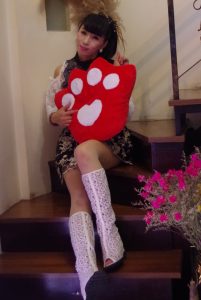 魅惑的卡儿在家里的楼梯沙发上秀她的靴子肉丝美腿