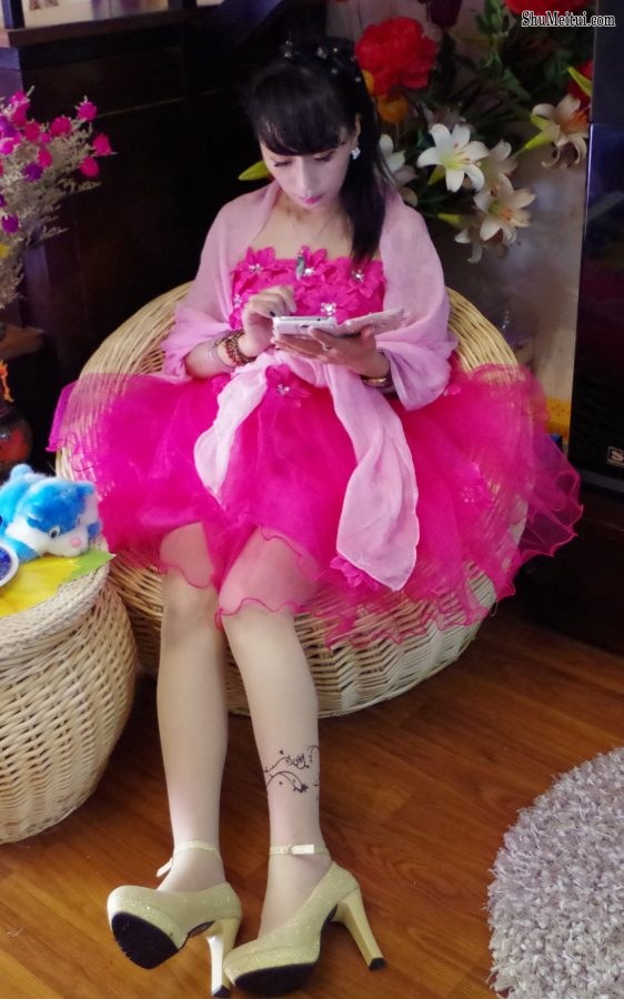 卡儿继续在家里秀肉丝袜[第2张/共6张]