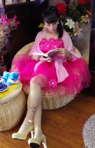 卡儿继续在家里秀肉丝袜