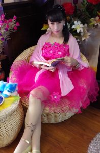 卡儿继续在家里秀肉丝袜